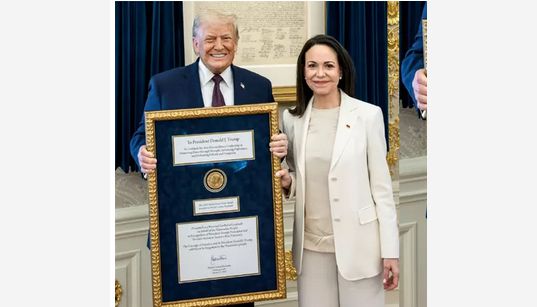 நோபல் பரிசை டிரம்ப்பிடம் வழங்கிய வெனிசுலா எதிர்க்கட்சித் தலைவர் மச்சாடோ