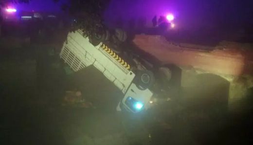 பாகிஸ்தானில் கால்வாய்க்குள் லோரி கவிழ்ந்து 14 பேர் உயிரிழப்பு