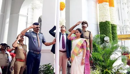 குடியரசு தினம்: ரிப்பன் கட்டிட வளாகத்தில் மேயர் பிரியா தேசிய கொடி ஏற்றி மரியாதை