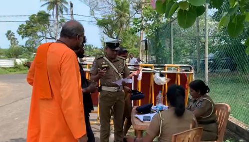 தையிட்டி திஸ்ஸ விகாரைக்கு எதிராக ஆர்ப்பாட்டம் நடத்திய தமிழர்களின் விபரங்களை பதிவு செய்த பொலிஸார்