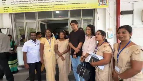 எங்குமே சபை மரியாதைக்கு மதிப்புக்  கொடுக்காத அருச்சுனா எம்.பியுடன் செல்ஃபி எடுக்க முண்டியடித்த காரைநகர் பிரதேச செயலக உத்தியோகத்தர்கள்?