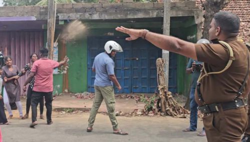 அல்லைப்பிட்டியில் பொலிஸாரால் சுட்டுப் படுகொலை செய்யப்பட்ட சிறுவன் அ.அருள்பாயஸ்ஸின் இறுதிச் ஊர்வலத்தில் மண்ணை அள்ளி  பொலிஸார் மீது தூவித்  திட்டிய உறவினர்கள்!