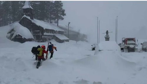 கலிபோர்னியா பனிச்சரிவு: சிக்கிய 15 பேரில் 6 பேர் மீட்பு 9 பேர் மாயம்