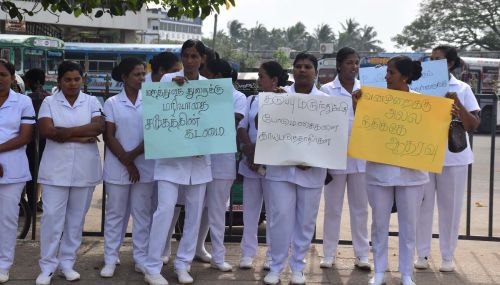 மன்னாரில் தொடரும் நகை அபகரிப்பு-  பாதுகாப்பை உறுதிப்படுத்த கோரி   கையில் கருப்பு பட்டி அணிந்து குடும்ப நல   உத்தியோகத்தர்கள் போராட்டம்.