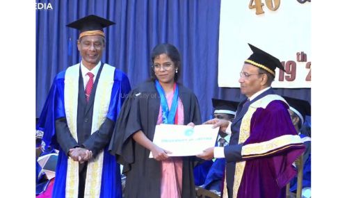 யாழ்ப்பாணம் பல்கலைக்கழகத்தின் பட்டமளிப்பு விழாவில்  8 தங்க பதக்கங்களை பெற்ற மருத்துவ பீட மாணவி நற்குணம் அபிராமி !