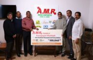 மொன்றியால் தொழிலதிபர் AMR முத்தையா ராஜ்கோபால் 'ஸ்காபுறோ தமிழ்ச் சமூக மையம்' நிதியத்திற்கு  வழங்கிய  100,040.00 டாலர் காசோலையை  சாந்தா பஞ்சலிங்கம் அவர்கள் நேரடியாகப்  பெற்றுக்கொண்டார்