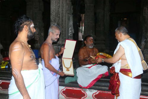 சிதம்பரம் நடராஜர் திருக்கோயிலிற்கு மறைந்த துணைவியாரின் 108 கிராம்          எடையுள்ள தங்க ஆரத்தை காணிக்கையாக வழங்கிய கனடா  கணேசன் சுகுமார் அவர்கள்!