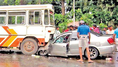 யாழ்ப்பாணம் மாவட்டத்தில் வீதி விபத்துக்களால் மட்டும் 2025 ஆண்டு சுமார் 100 பேர் உயிரிழந்துள்ளதாக புள்ளிவிபரங்கள் தெரிவிக்கின்றன!.
