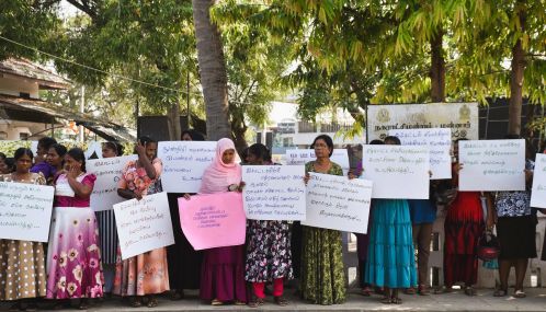 மன்னாரில் சிறு சேமிப்பு மற்றும் கடன் சேவை வழங்கும் பெண்களுக்கு ஏற்படவுள்ள பாதிப்பு குறித்து கவனயீர்ப்பு போராட்டம்