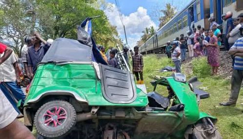 வவுனியா தாண்டிக்குளத்தில் புகையிரதத்துடன் முச்சக்கர வண்டி மோதிய விபத்தில் பெண் பயணி ஒருவர் பலி!