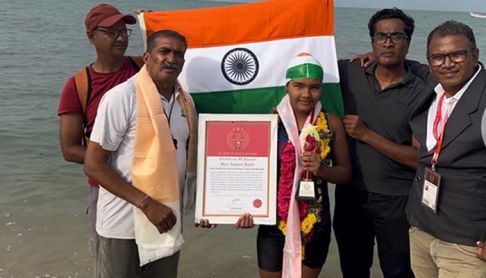 'பார்வை  தடையல்ல' என்ற விழிப்புணர்வை ஏற்படுத்த தலைமன்னாரிலிருந்து தனுஷ்கோடி வரையிலான பாக் நீரிணையை 11 மணி நேரம் 15 நிமிடங்களில் நீந்தி கடந்த மாற்றுத்திறனாளி 17 வயது ஈஸ்வரி .
