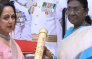 தர்மேந்திராவின் “பத்ம விபூஷண்” விருதை பெற்றுக்கொண்டார் ஹேம மாலினி