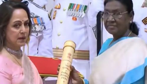 தர்மேந்திராவின் “பத்ம விபூஷண்” விருதை பெற்றுக்கொண்டார் ஹேம மாலினி
