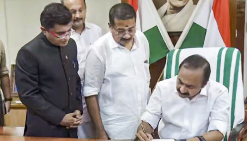 பெண்களுக்கு இலவச பேருந்து பயணம்... பதவியேற்றதும் முதல் உத்தரவிட்ட கேரள முதல்-அமைச்சர் சதீசன்