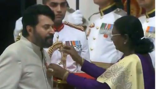 குடியரசு தலைவரிடமிருந்து பத்ம பூஷண் விருதை பெற்றார் மம்மூட்டி