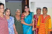 பிறந்தநாளை முன்னிட்டு முதியோரிடம் ஆசிபெற்றார் நடிகை சோனா