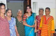 பிறந்தநாளை முன்னிட்டு முதியோரிடம் ஆசிபெற்றார் நடிகை சோனா