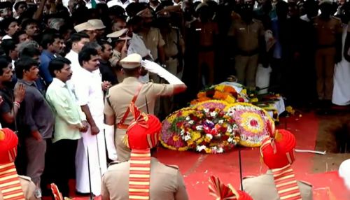 விடைபெற்றார் பாரதிராஜா... சொந்த ஊரில் அரசு மரியாதையுடன் உடல் அடக்கம் செய்யப்பட்டது