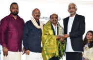 கனடாவில் படிமுறைத்தமிழ் விழாவில் வீரகேசரி முன்னாள் பொறுப்பாசிரியர் வடிவேல் தேவராஜ் அவர்களுக்கு 'ஊடகப்பேரொளி' பட்டம் வழங்கப்பெற்றது