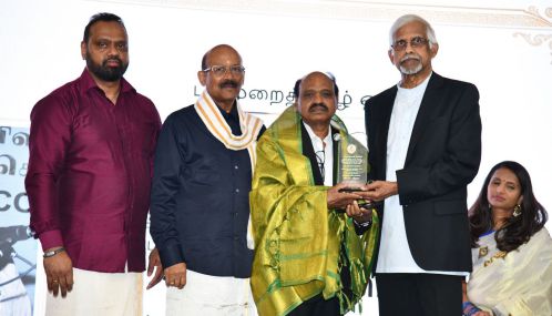 கனடாவில் படிமுறைத்தமிழ் விழாவில் வீரகேசரி முன்னாள் பொறுப்பாசிரியர் வடிவேல் தேவராஜ் அவர்களுக்கு 'ஊடகப்பேரொளி' பட்டம் வழங்கப்பெற்றது