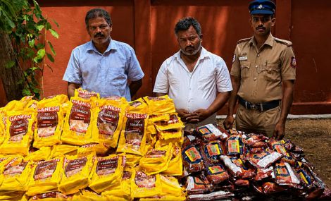 கோவில்பட்டியில் 54 கிலோ புகையிலை பொருட்கள் பறிமுதல் செய்து 2 பேரை கைது செய்தனர்