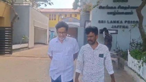 பயங்கர தடைச் சட்டத்தில் கைதான பாடகரை சிறையில் சந்தித்த சட்டத்தரணி காண்டீபன்!