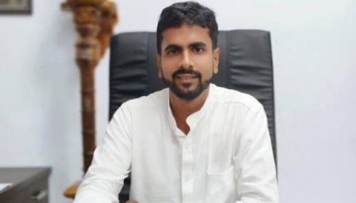 குற்றச்சாட்டுக்களால் பதவி இழந்த வவுனியா மாநகர முதல்வர் சபையின் செங்கோலை அபகரித்து மேலும் குற்றம் புரிந்தவராக அடையாளம் காணப்பட்டார்.