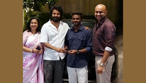 100 நாள் வெற்றி விழாவில் தாய் கிழவி பட இயக்குநருக்கு சிவகார்த்திகேயன் சொகுசு கார் பரிசளித்தார்