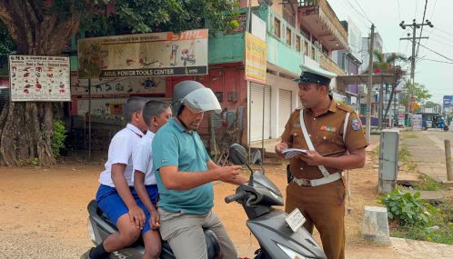 வவுனியாவில் மாணவர்களை ஏற்றிச் செல்லும் பெற்றோர்களுக்குப் பொலிஸார் அவசர எச்சரிக்கை