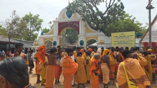 அடர்ந்த கானகத்தைக் கடந்து பாதயாத்திரையில் ஈடுபட்ட பக்தர்கள் கதிர்காமத்தை சென்றடைந்தனர்