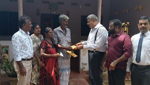 இறுதி யுத்தத்தில் உறவுகளை இழந்த குடும்பங்களுக்கு கிளிநொச்சி சென்று உதவித்தொகை வழங்கிய நீதி அமைச்சர்