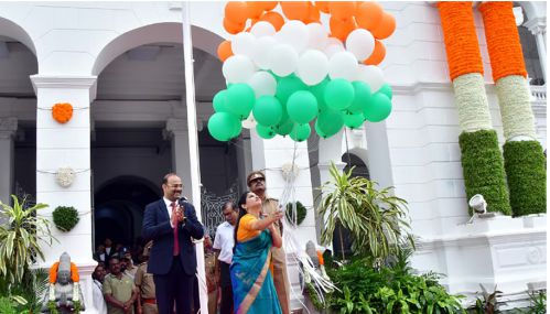 80-வது சுதந்திர தினத்தை ரிப்பன் கட்டட வளாகத்தில் மேயர் பிரியா தேசியக் கொடி ஏற்றிவைத்து மரியாதை செலுத்தினார்