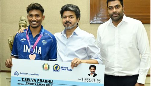 காமன்வெல்த் விளையாட்டில் பதக்கம் வென்ற தமிழக வீரர்களுக்கு முதல்-அமைச்சர் விஜய் ஊக்கத்தொகை வழங்கினார்