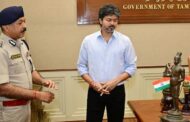 இங்கிலாந்தில் இருந்து மீட்டு வரப்பட்ட திருமங்கை ஆழ்வார் சிலையை  முதல் - அமைச்சர் விஜய் பார்வையிட்டார்