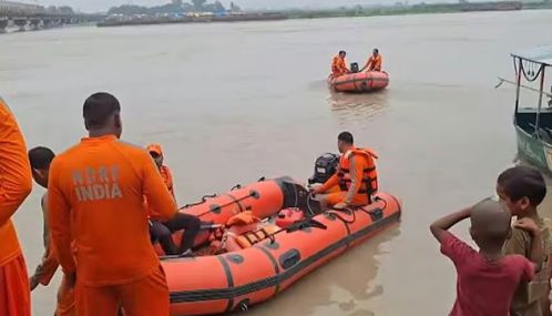 கங்கை ஆற்றில் குளித்த 4 பக்தர்கள் தண்ணீரில் மூழ்கி பலியாகினர்