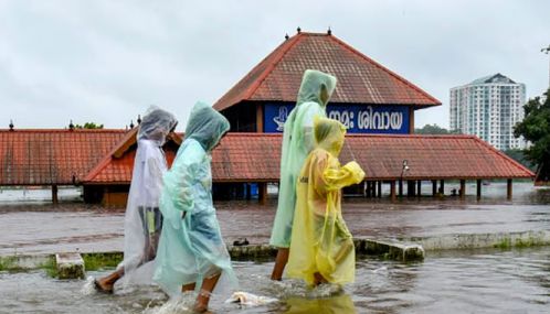 கேரளாவில் கனமழை, வெள்ளத்தில் சிக்கி 15 பேர் உயிரிழந்தனர்