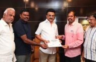 மு.க.ஸ்டாலினுடன் பெப்சி தலைவர் ஆர்.கே.செல்வமணி மற்றும் திரையுலகினர் சந்தித்தனர்
