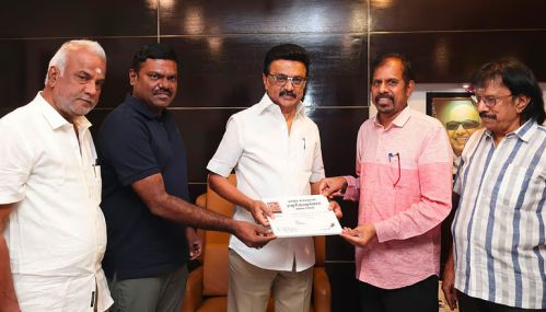 மு.க.ஸ்டாலினுடன் பெப்சி தலைவர் ஆர்.கே.செல்வமணி மற்றும் திரையுலகினர் சந்தித்தனர்
