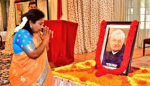 வாஜ்பாய் நினைவு நாளில் தமிழிசை சவுந்தரராஜன் புகழஞ்சலி செலுத்தினார்