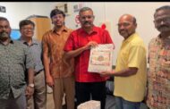 மனுஜோதி ஆசிரமத்தின் நிர்வாகி லியோ பால் ஜப்பான் தமிழ் சங்க நிறுவனருக்கு பரிசளித்தார்