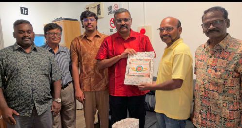 மனுஜோதி ஆசிரமத்தின் நிர்வாகி லியோ பால் ஜப்பான் தமிழ் சங்க நிறுவனருக்கு பரிசளித்தார்
