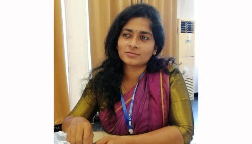 வவுனியாவைச் சேர்ந்த ஆசிரியையும் கலை இலக்கிய ஆர்வலருமான வனிதா  மின்னேரியாவில் தங்கும் விடுதி ஒன்றில்  சடலமாக மீட்பு!