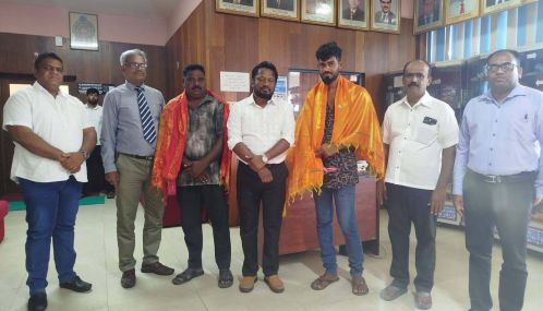 மன்னார்- முல்லைத்தீவு  தனியார் பேருந்தில் தவறவிட்ட நகை மற்றும் பணப்பை ஆகியவற்றை மீட்டு ஒப்படைத்த சாரதி, மற்றும் நடத்துனர் கௌரவிக்கப்பெற்றனர்.
