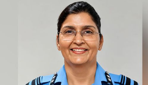 இந்திய விமானப்படையின் முதல் பெண் அதிகாரியாக சக்தி ஷர்மா பொறுப்பேற்றார்