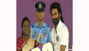 குடியரசு தலைவர் திரௌபதி முர்முவிடமிருந்து ‘கேப்டன் மில்லர்’ படத்துக்காக நடிகர் தனுஷ் தேசிய விருதை பெற்றார்