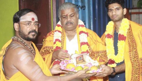 ஶ்ரீ ஶ்ரீ ப்ரத்யங்கிராதாச சுவாமிகளிடம் ஆசி பெற்ற தமிழ் மாநில காங்கிரஸ் தலைவர் திரு. ஜி கே வாசன் அவர்கள்