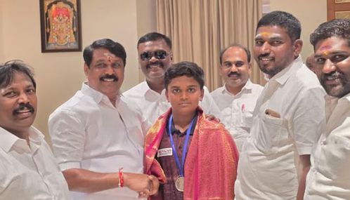 திருநெல்வேலிக்கு பெருமை சேர்த்த இளம் கிரிக்கெட் வீரர் பிஜுமுகேஷனுக்கு நயினார் நாகேந்திரன் வாழ்த்து தெரிவித்தார்