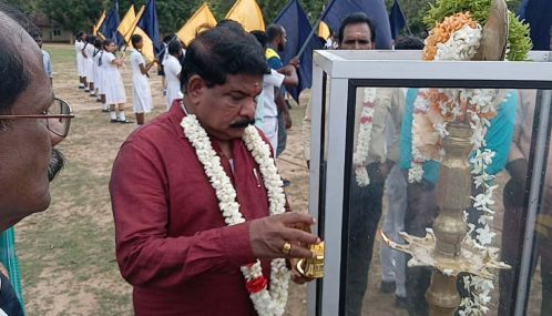 கிளிநொச்சி மத்திய கல்லூரியில் பார்வையாளர் அரங்கு மற்றும் நடைபாதை அமைப்பதற்கான அடிக்கல் நாட்டும் நிகழ்வு  சிறப்பாக நடைபெற்றது