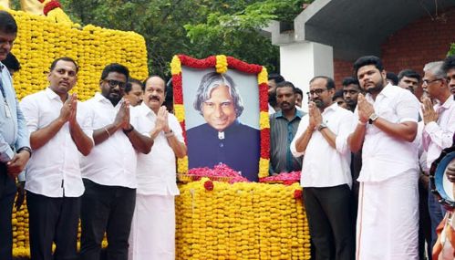 அப்துல் கலாம் சிலைக்கு சட்டப்பேரவைத் தலைவர், அமைச்சர்கள் மரியாதை செலுத்தினர்