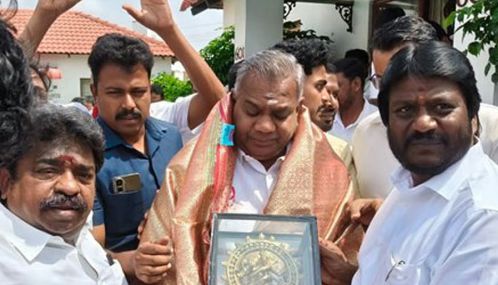 அ.தி.மு.க. முன்னாள் எம்.எல்.ஏ. முருகுமாறன் தமிழக வெற்றி கழகத்தில் இணைந்தார்